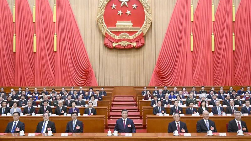 兩會(huì) | 十四屆全國(guó)人大三次會(huì)議在京閉幕 習(xí)近平等在主席臺(tái)就坐　
